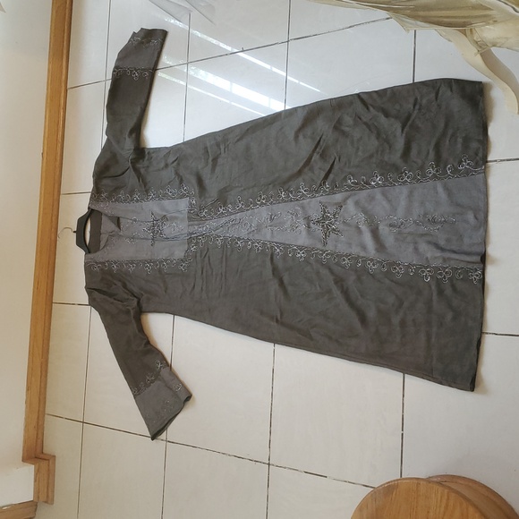 Embroidered pull-over abaya - Picture 3 of 4